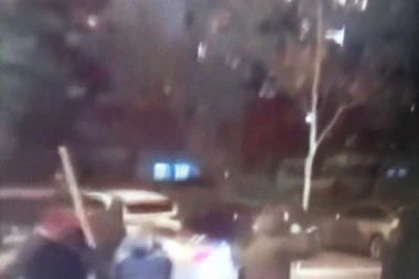 MASOVNA TUČA NA ULICI, JEDNA OSOBA IZBODENA! Dve grupe navijača prvo se psovale, a onda je nastao haos