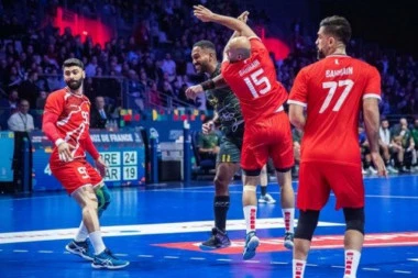 SKANDAL NA UTAKMICI! Igrači NAPALI sudiju - izbegao LINČ! Policija UHAPSILA izgrednike, pa onda NAGRAĐENI! (VIDEO)