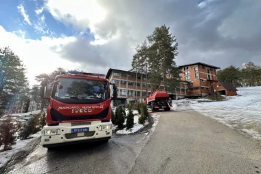 ČITAVU NOĆ TRAJALA NADLJUDSKA BORBA SA PLAMENOM NA ZLATIBORU: Vatrogasne ekipe još uvek na licu mesta