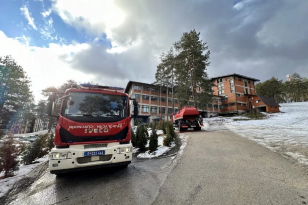 ČITAVU NOĆ TRAJALA NADLJUDSKA BORBA SA PLAMENOM NA ZLATIBORU: Vatrogasne ekipe još uvek na licu mesta