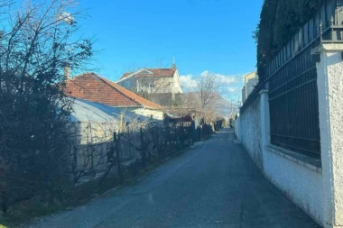 PRVE FOTOGRAFIJE SA MESTA ZLOČINA U PODGORICI: Ubio sina (12) i ženu (50), pa izvršio samoubistvo! Pucnjevi odzvanjali Trebinjskom ulicom - sumnja se da je i ćerka bila u kući?! (FOTO)