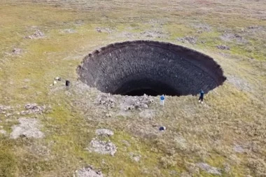 CELA RUSIJA NA NOGAMA ZBOG JAKIH EKSPLOZIJA! Osam misterioznih kratera SEJU paniku i strah, šta se tu krije? (VIDEO)
