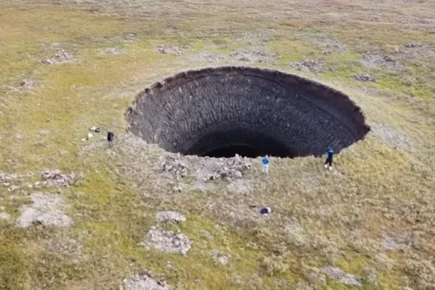CELA RUSIJA NA NOGAMA ZBOG JAKIH EKSPLOZIJA! Osam misterioznih kratera SEJU paniku i strah, šta se tu krije? (VIDEO)