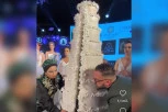 KONOBARI SU IZNELI ISEČENU SVADBENU TORTU: Ono što je "IZLETELO" iz nje sve je bacilo u TRANS, gosti u neverici (FOTO/VIDEO)