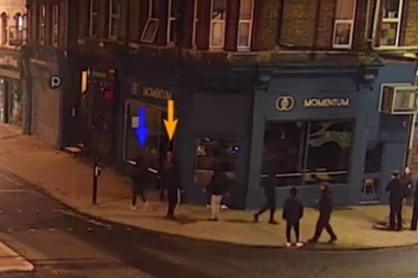 JEZIV SNIMAK: Penzioneru tinejdžeri SKINULI PANTALONE pa ga gurnuli na pod, preminuo nakon neviđenog poniženja!