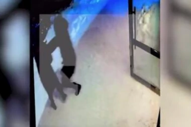 ŠOKANTNO: Muškarac pokušao da siluje ženu pored ulaza u kuću, a ljudi su samo posmatrali! (VIDEO)