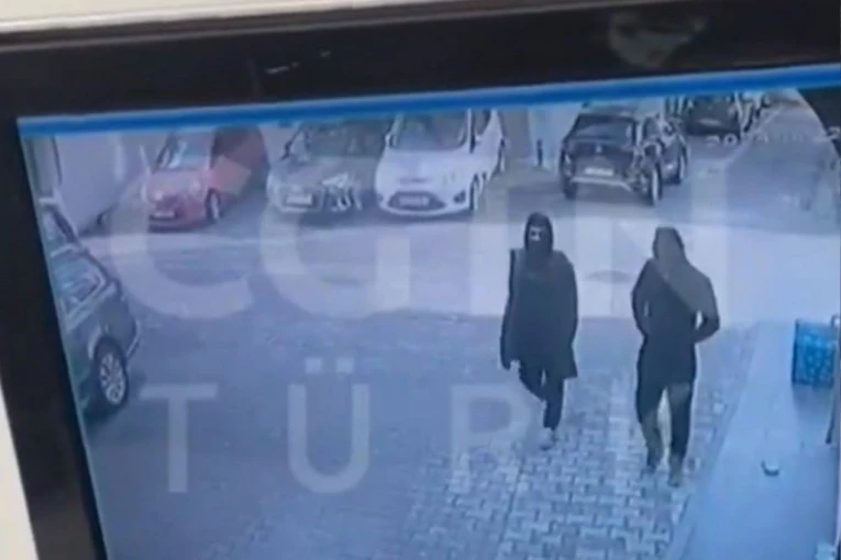 OVO SU NAPADAČI KOJI SU UBILI VERNIKA DOK SE MOLIO U CRKVI! Verujuć narod u panici, kamere uhvatile MONSTRUME! (VIDEO)