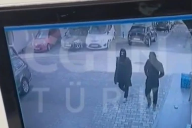 OVO SU NAPADAČI KOJI SU UBILI VERNIKA DOK SE MOLIO U CRKVI! Verujuć narod u panici, kamere uhvatile MONSTRUME! (VIDEO)