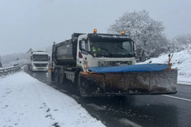 PUTARI NA TERENU: Novi sneg na Zlataru i Debelom Brdu, opasnost od odrona u usecima i kanjonima