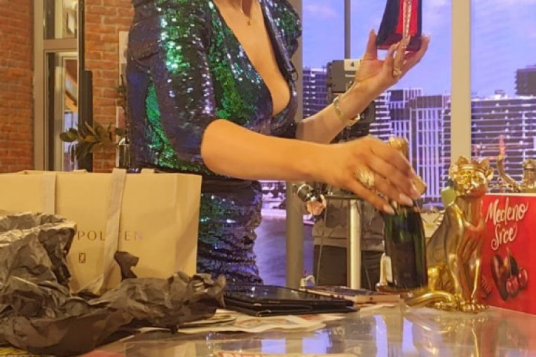 Jovana Jeremić dobila poklon od Dejana Milićevića na Pinku