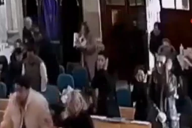 SNIMLJEN TRENUTAK NAPADA! OVAKO SU NAPADAČI UPALI U CRKVU I UBILI VERNIKA NAOČIGLED PRISUTNIH: Kamera zabeležila SAV UŽAS zločina u Istanbulu! (VIDEO)