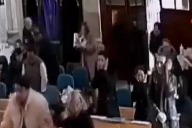 SNIMLJEN TRENUTAK NAPADA! OVAKO SU NAPADAČI UPALI U CRKVU I UBILI VERNIKA NAOČIGLED PRISUTNIH: Kamera zabeležila SAV UŽAS zločina u Istanbulu! (VIDEO)