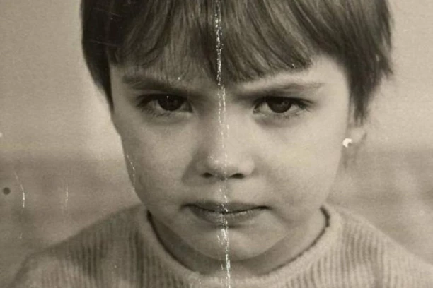 DA LI PREPOZNAJTE OVU DEVOJČICU SA FOTOGRAFIJE? Danas NAJPOZNATIJA manekenka, a nekada je živela u teškoj BEDI (FOTO)