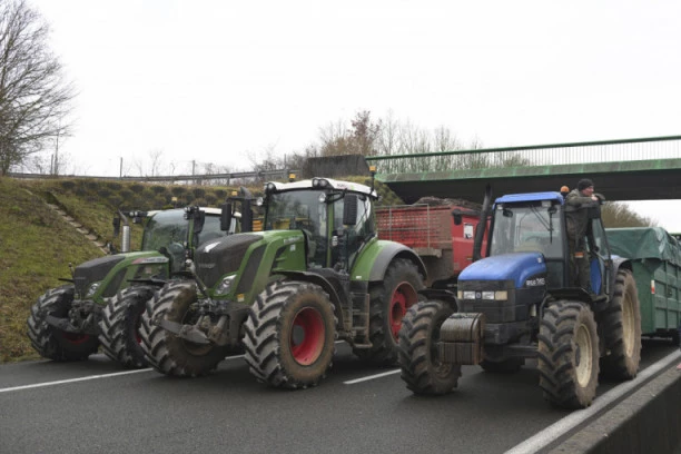 JOŠ JEDNA "SELJAČKA BUNA" U EVROPI: Poljoprivrednici iz ove zemlje najavili kopiranje protesta Francuza, očekuje se NOVI KOLAPS