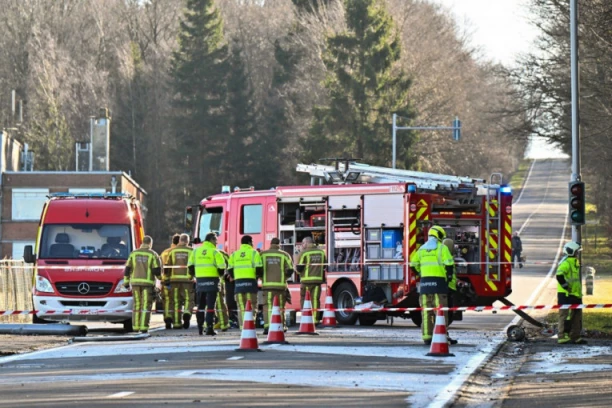 PRVE FOTOGRAFIJE SA MESTA UŽASNE TRAGEDIJE: Avion promašio pistu i srušio se na automobil, dve osobe izgubile život!