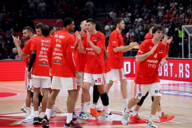 DERBI NIJE NI POČEO, A VEĆ - SKANDAL! Navijači Zvezde POGODILI ženu za zapisničkim STOLOM!