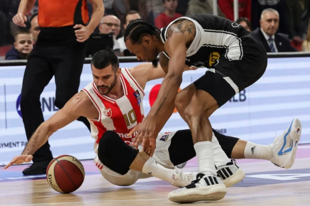 BUKTI "RAT" NA PARKETU! Novi SUKOBI u derbiju! Kapiteni u KLINČU za loptu! Kakva ŠAMARČINA za Pantera! (FOTO)