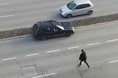 ZAUSTAVIO AUTO NASRED PUTA, PA PRETRČAO TRI TRAKE: Snimak bahatog vozača doveo društvene mreže do TAČKE KLJUČANJA (VIDEO)