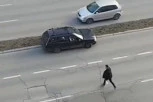 ZAUSTAVIO AUTO NASRED PUTA, PA PRETRČAO TRI TRAKE: Snimak bahatog vozača doveo društvene mreže do TAČKE KLJUČANJA (VIDEO)