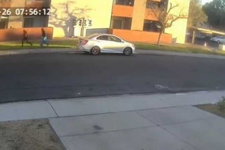 OVAJ SNIMAK ĆE VAM ZALEDITI KRV U ŽILAMA: Pokušaj OTMICE devojčice (11) ispred škole, sve snimile KAMERE (FOTO)