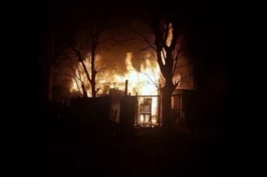 BUKTI VATRA NA KARABURMI: Vatrogasci se bore sa požarom u Ulici Stevana Dukića!