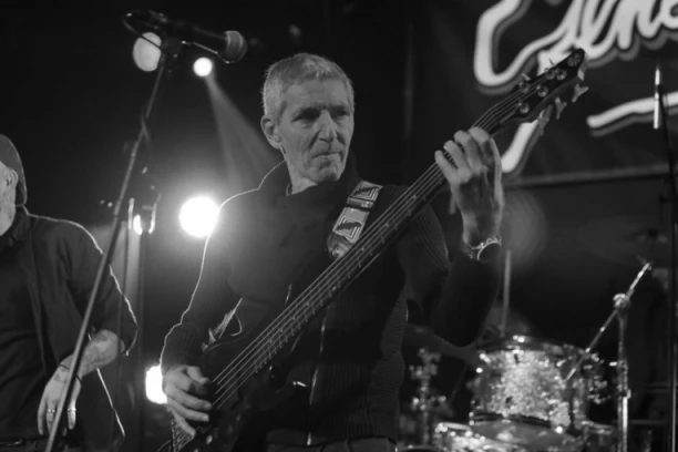 PREMINUO MILOŠ STOJISAVLJEVIĆ, JEDAN OD NAJBOLJIH SRPSKIH BAS GITARISTA: Čuveni Cajger izgubio bitku sa teškom bolešću!