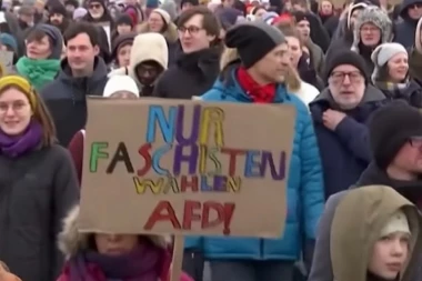 NAPADNUTA DVA POSLANIKA: Uhapšene dve devojke, evo šta su im učinile na ulici