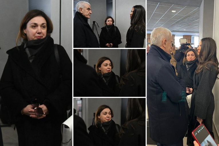 EVO KAKO IZGLEDA MAJKA MASOVNOG UBICE KOSTE KECMANOVIĆA! Ušla u sud "skockana" od glave do pete, sveže isfenirana - prekoputa nje stoje roditelji ubijene dece!