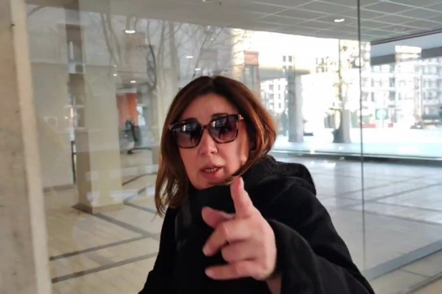 MILJANA KECMANOVIĆ PRETILA SNIMATELJU: Uperila prst u njega i REKLA JEDNO (VIDEO)