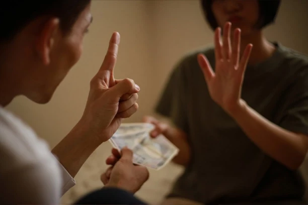 AKO NIKADA NEMATE NOVCA, MOŽDA STE NASLEDILI PROKLETSTVO: Vaši NAJBLIŽI su zasluženi za JEDNU stvar koja vas prati zauvek!