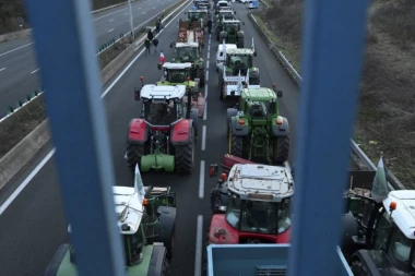 OPŠTI HAOS U FRANCUSKOJ, PARIZ POD OPSADOM: Veliki protest poljoprivrednika i taksista - blokade širom zemlje, sukobi s vladom! (FOTO/VIDEO)