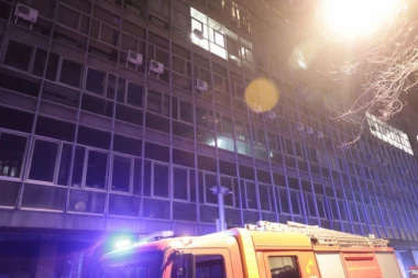 POŽAR U CENTRU BEOGRADA: Kulja dim iz zgrade u Kosovskoj! (VIDEO)