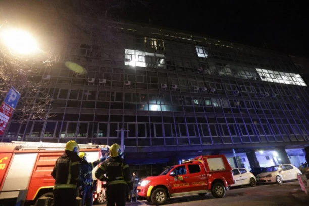 LOKALIZOVAN POŽAR U CENTRU GRADA: Plamen izbio u zgradi "Borbe", a evo šta je uzrok!