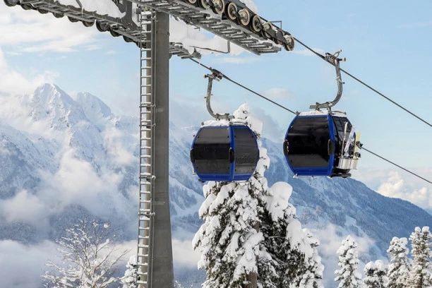 PALA GONDOLA! KOTRLJALA SE NIZ PADINU, TURISTA SE BORI ZA ŽIVOT! Horor na skijalištu, panika među gostima (VIDEO)