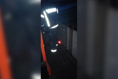 PRVI SNIMCI GAŠENJA POŽARA U ZGRADI BORBE: Evo šta gori u čuvenoj štampariji (FOTO+VIDEO)