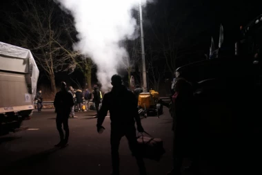 RASPLAMSAVA SE BES FARMERA U FRANCUSKOJ: Poljoprivrednici pale skladišta, kolone idu ka Parizu - raspoređeno 15.000 žandarma s bornim kolima! (VIDEO/FOTO)