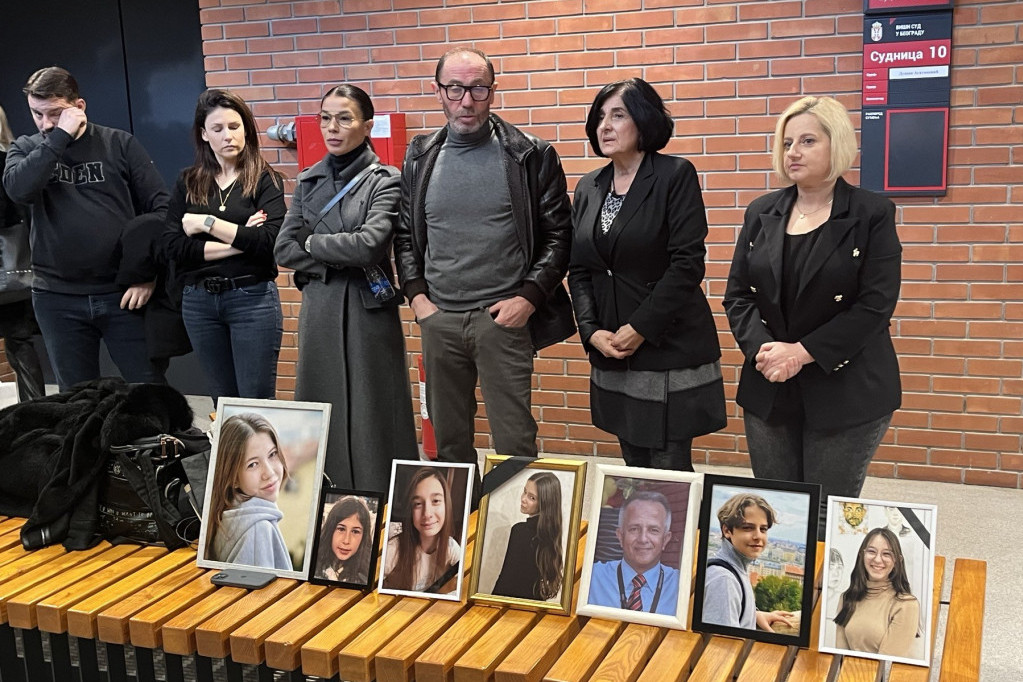 "ŠTA GLEDAŠ ZLO JEDNO!" INCIDENT U PALATI PRAVDE! Evo šta se desilo pri susretu majke dečaka ubice sa roditeljima žrtava! (FOTO)