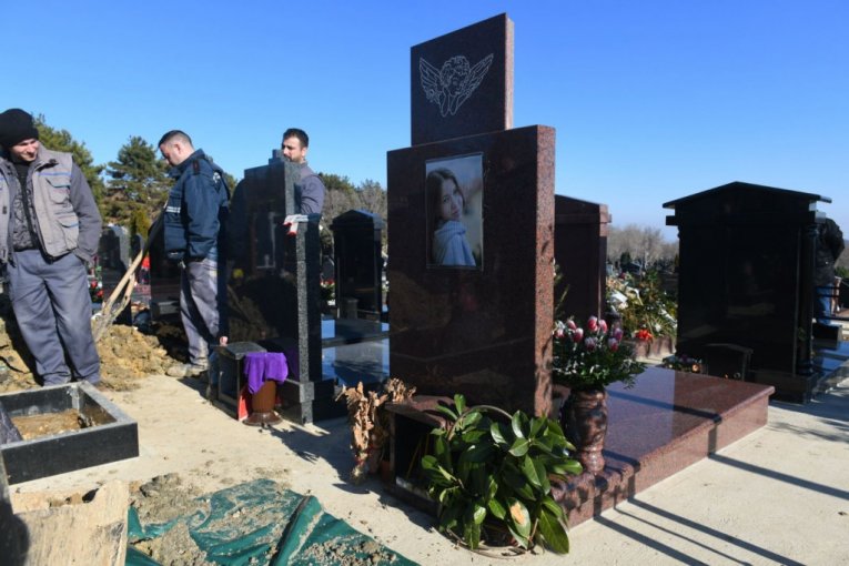 Prolaznici zastaju kod njenog groba i drugih ubijenih u Ribnikaru
