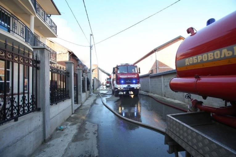 HOROR U MLADENOVCU! Izbio požar u kući, mladić zadobio stravične opekotine! HITNO TRANSPORTOVAN U BOLNICU!