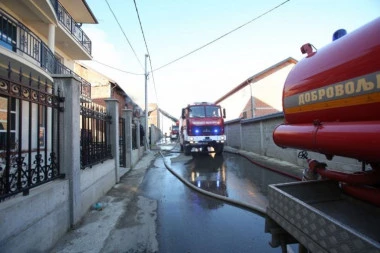 HOROR U MLADENOVCU! Izbio požar u kući, mladić zadobio stravične opekotine! HITNO TRANSPORTOVAN U BOLNICU!