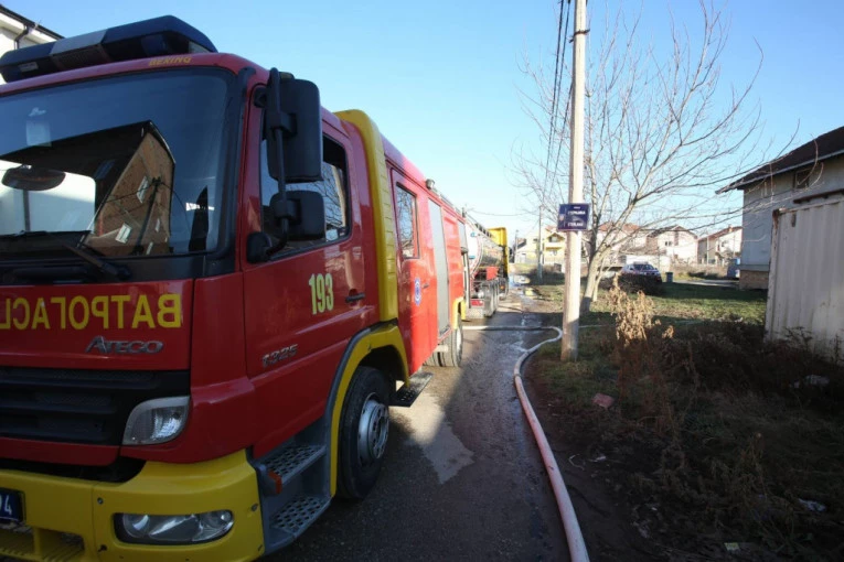 UŽAS KOD VELIKOG ORAŠJA: Vozilo u potpunosti izgorelo! (FOTO)