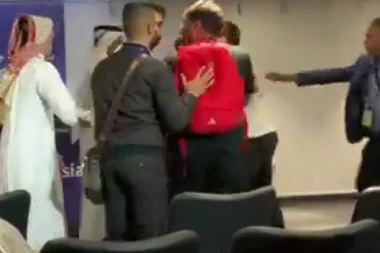 SKANDAL NA KONFERENCIJI ZA MEDIJE! Novinar NAPAO selektora! Sprečena OPŠTA makljaža! (VIDEO)