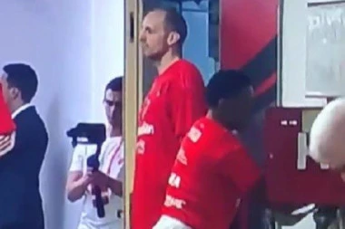 KAKAV "KRALJ"! HIT SCENA ISPRED ZVEZDINE SVLAČIONICE! Jago dobio "ĆUŠKU" od saigrača, pa napravio "HAOS"! (VIDEO)