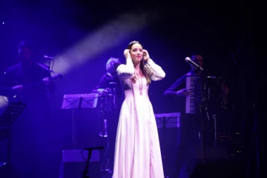 VEČE POSVEĆENO ANĐELIMA: Počeo je koncert u čast STRADALE DECE iz Ribnikara, Danica Crnogorčević RASPLAKALA publiku!