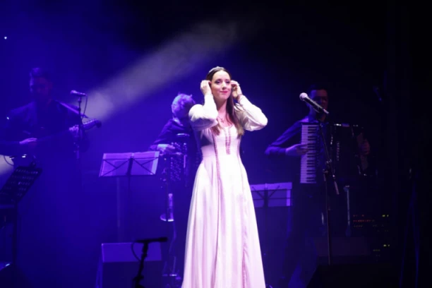 VEČE POSVEĆENO ANĐELIMA: Počeo je koncert u čast STRADALE DECE iz Ribnikara, Danica Crnogorčević RASPLAKALA publiku!