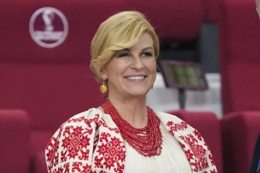 SVI PRIČAJU O KOLINDINOM KOMBINEZONU: Kolindine obline u prvom planu, a kad čujete cenu ružičaste kombinacije, bićete u neverici