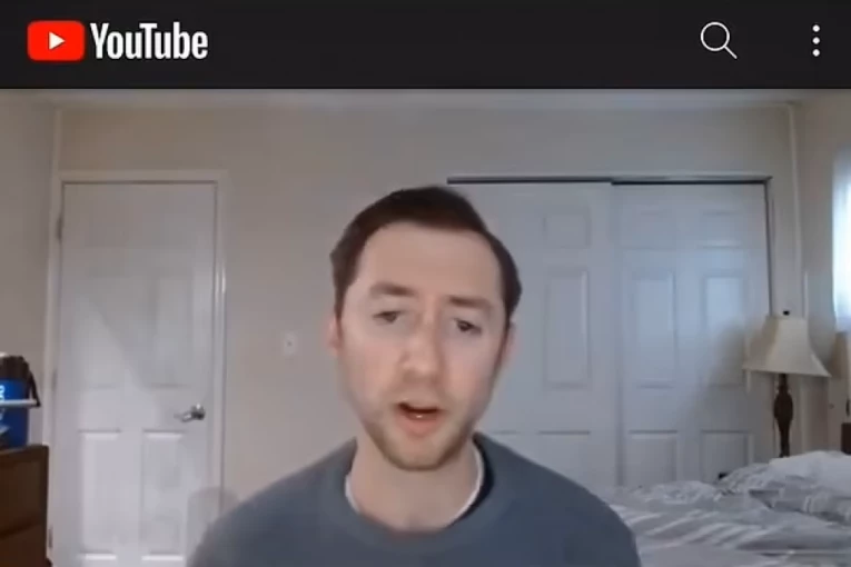 OVO JE SNIMAK U KOME MUŠKARAC VITLA ODSEČENOM GLAVOM SVOG OCA! Sve uradio zbog OVOGA?! (VIDEO)