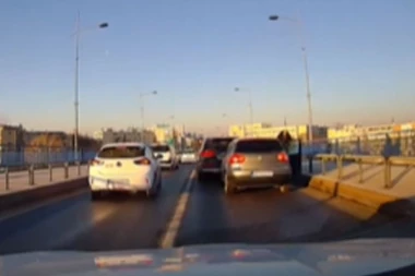 LANČANI SUDAR U NOVOM SADU! Haos na mostu "Duga", sve stoji! (VIDEO)