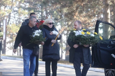 ZORICA MARKOVIĆ STIGLA NA SAHRANU PRVOG MUŽA: Pevačica se raspada od bola, on je bio njena najveća ljubav!