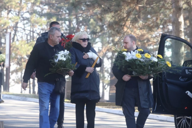 ZORICA MARKOVIĆ STIGLA NA SAHRANU PRVOG MUŽA: Pevačica se raspada od bola, on je bio njena najveća ljubav!